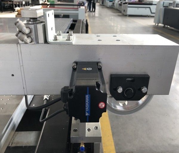 CNC Oscillating Knife Cutting Machine for Vinyl Cutting Manufacturer ...